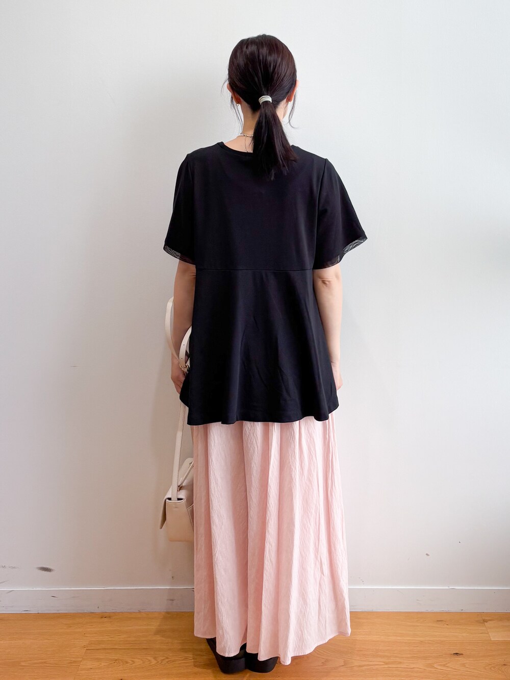 ブラック系のTシャツ/カットソー、ピンク系のその他パンツ、ホワイト系のサンダルを着用したレディースの夏コーディネートの4枚目の写真