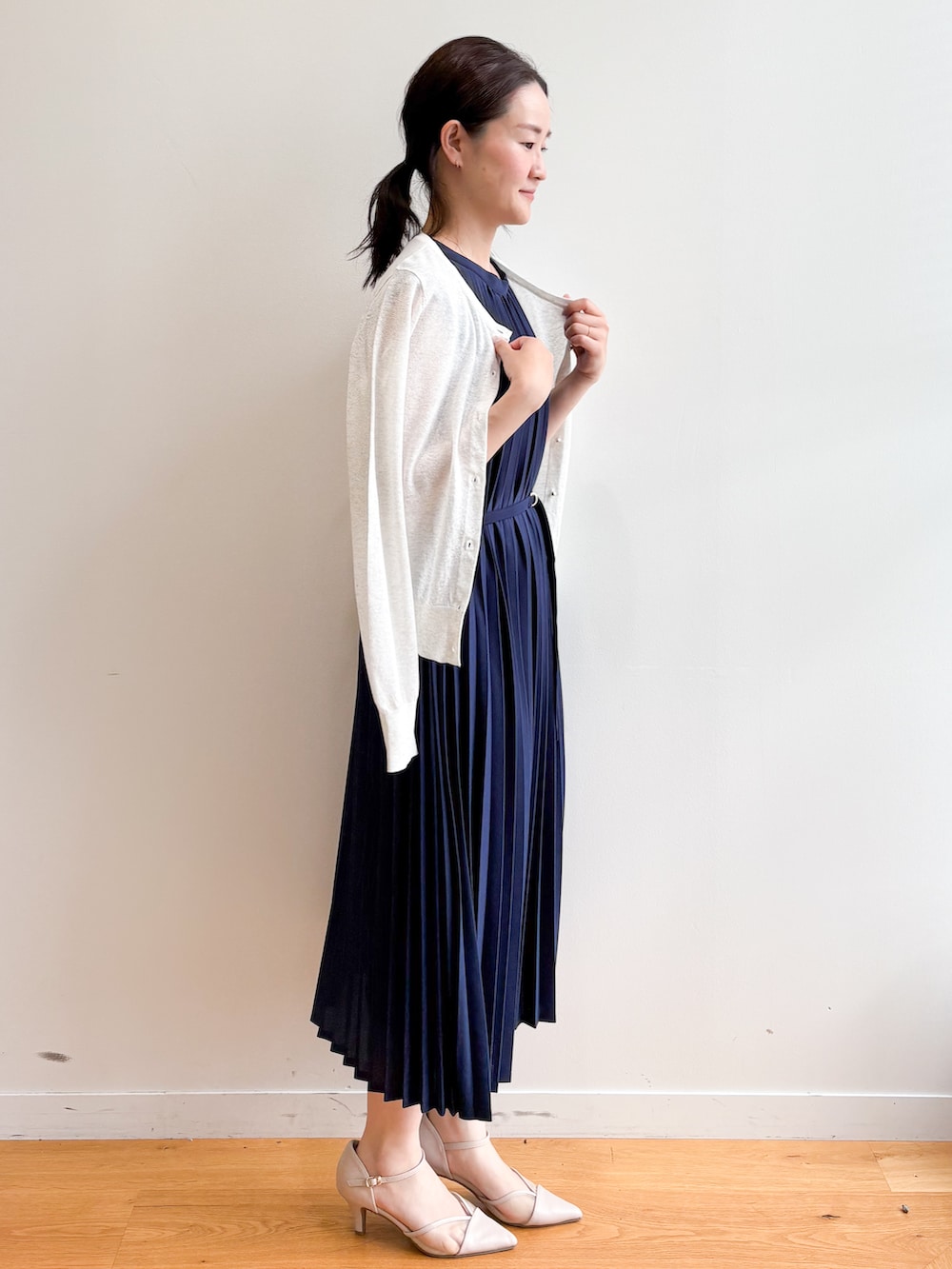 ベージュ系のトートバッグ、ベージュ系のパンプス、ブルー系のワンピースを着用したレディースの夏コーディネートの9枚目の写真