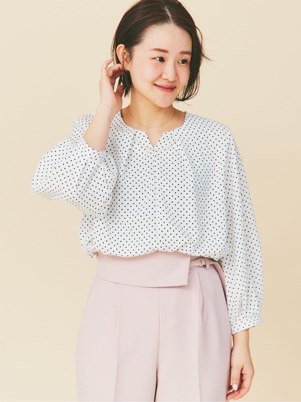 ホワイト系のシャツ/ブラウス、ピンク系のその他パンツ、ホワイト系のパンプスを着用したレディースの春コーディネートの4枚目の写真