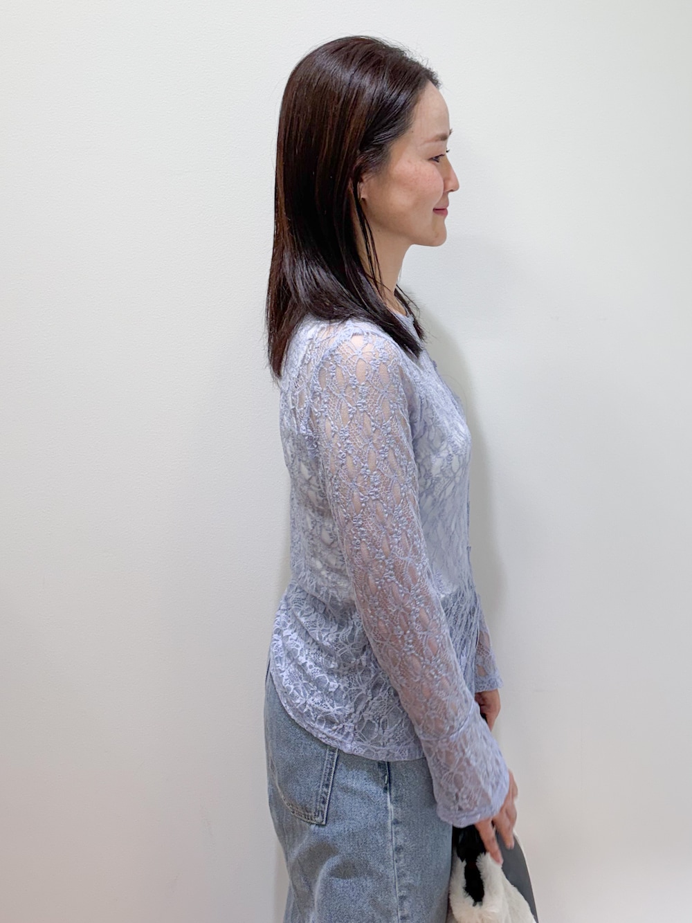 ブルー系のTシャツ/カットソー、ブルー系のデニムパンツ、グレー系のパンプスを着用したレディースの秋コーディネートの5枚目の写真