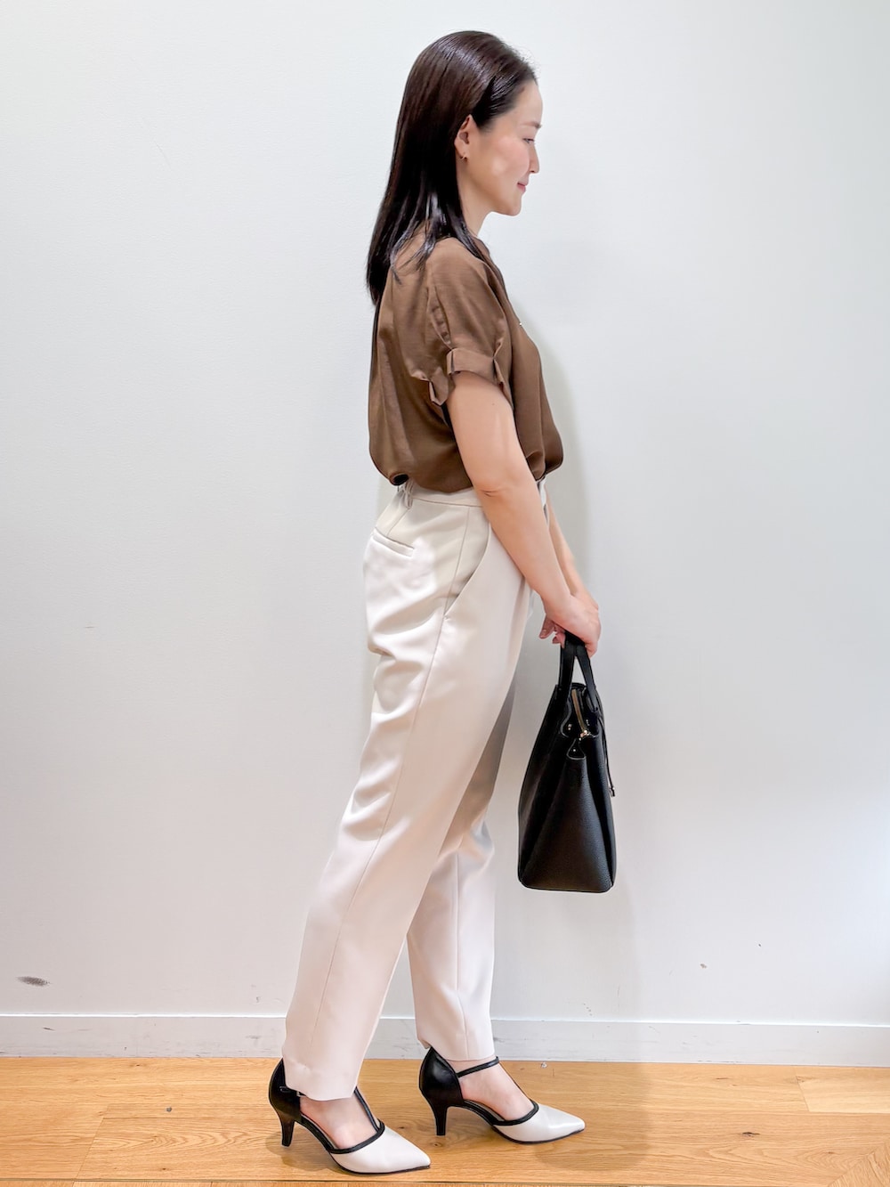 イエロー系のシャツ/ブラウス、ベージュ系のその他パンツ、ベージュ系のパンプスを着用したレディースの秋コーディネートの2枚目の写真