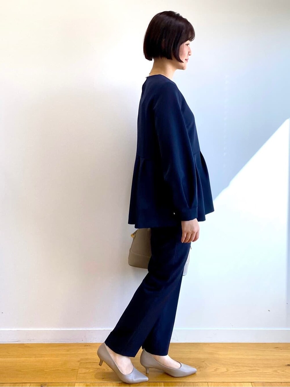 ブルー系のシャツ/ブラウス、ブルー系のその他パンツ、ベージュ系のハンドバッグを着用したレディースの冬コーディネートの2枚目の写真