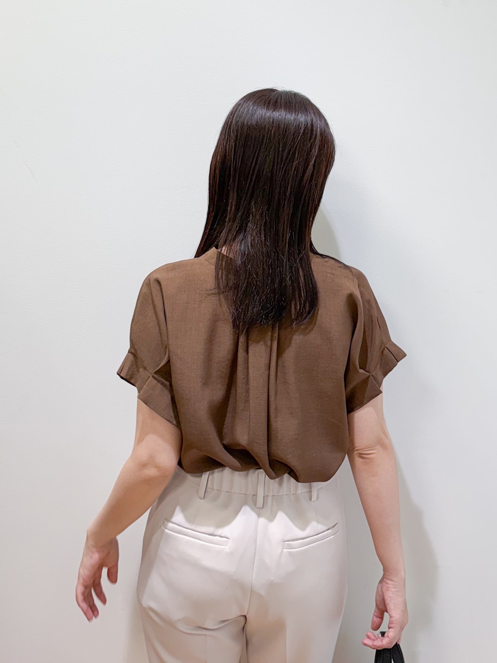 イエロー系のシャツ/ブラウス、ベージュ系のその他パンツ、ベージュ系のパンプスを着用したレディースの秋コーディネートの7枚目の写真