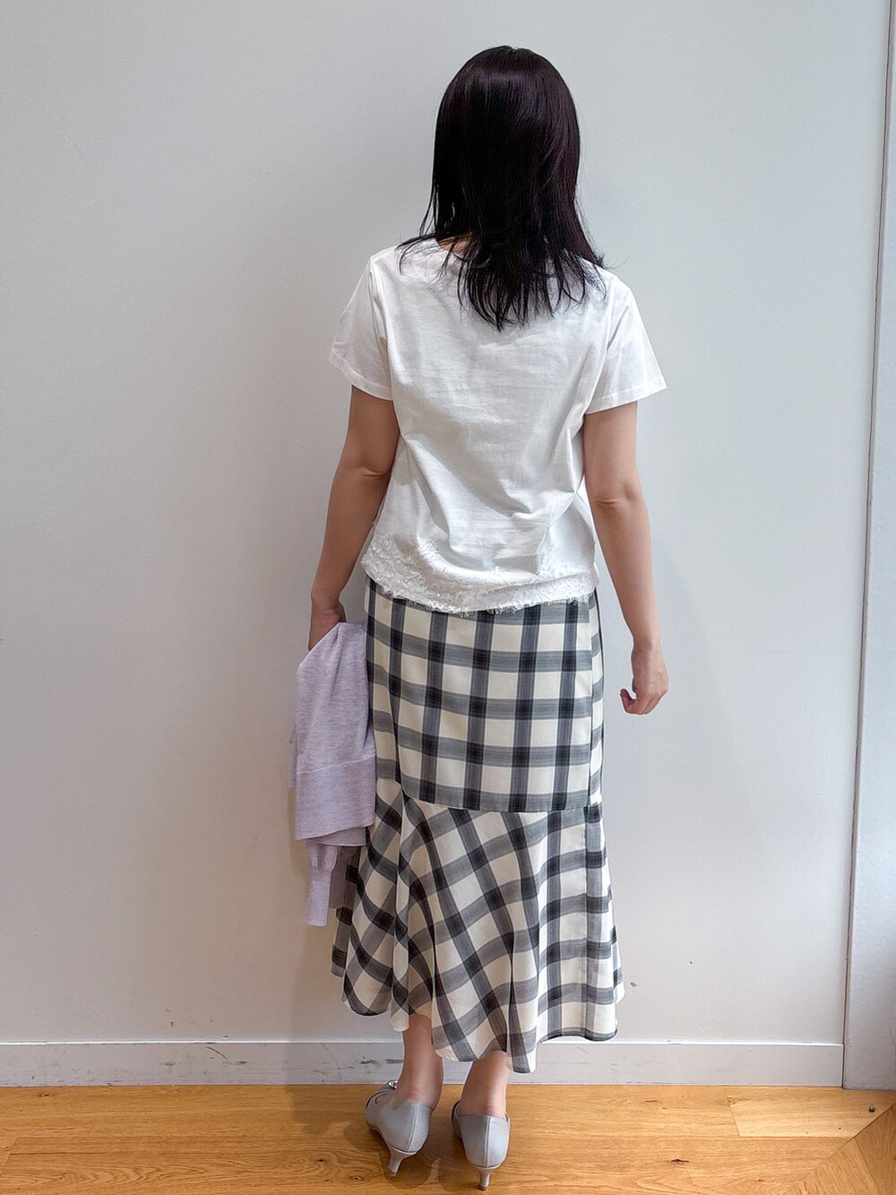 ホワイト系のTシャツ/カットソー、ホワイト系のスカート、グレー系のパンプスを着用したレディースの夏コーディネートの3枚目の写真