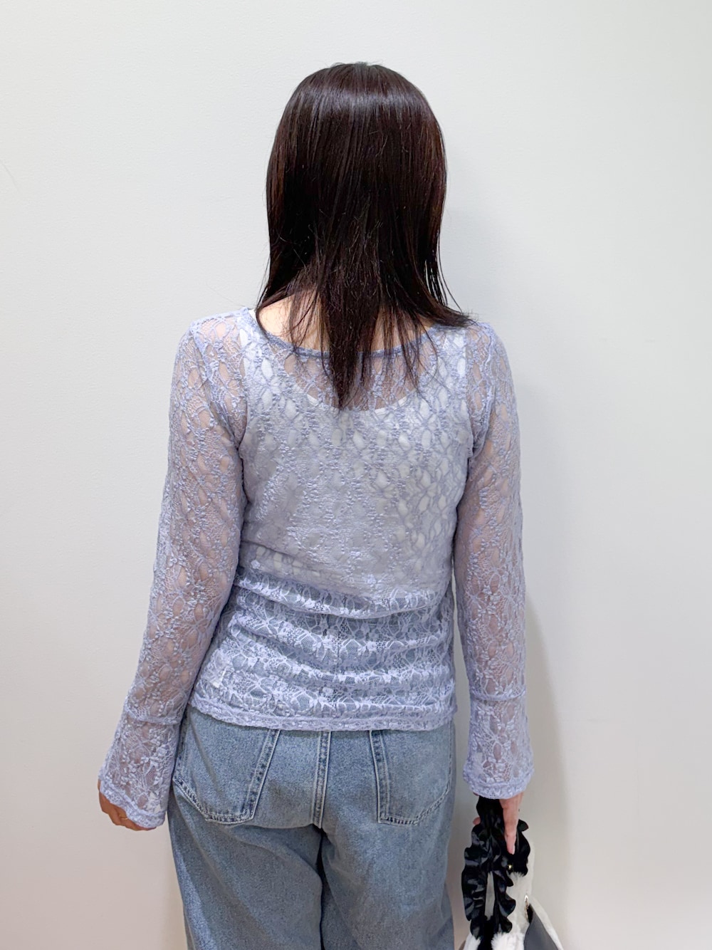 ブルー系のTシャツ/カットソー、ブルー系のデニムパンツ、グレー系のパンプスを着用したレディースの秋コーディネートの6枚目の写真