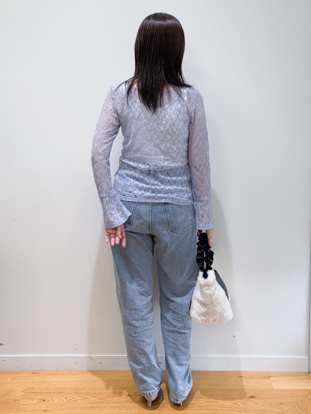 ブルー系のTシャツ/カットソー、ブルー系のデニムパンツ、グレー系のパンプスを着用したレディースの秋コーディネートの3枚目の写真
