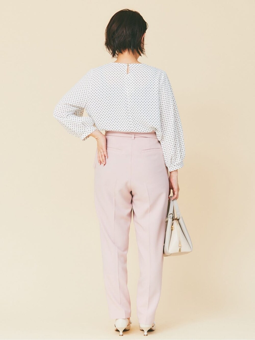 ホワイト系のシャツ/ブラウス、ピンク系のその他パンツ、ホワイト系のパンプスを着用したレディースの春コーディネートの3枚目の写真