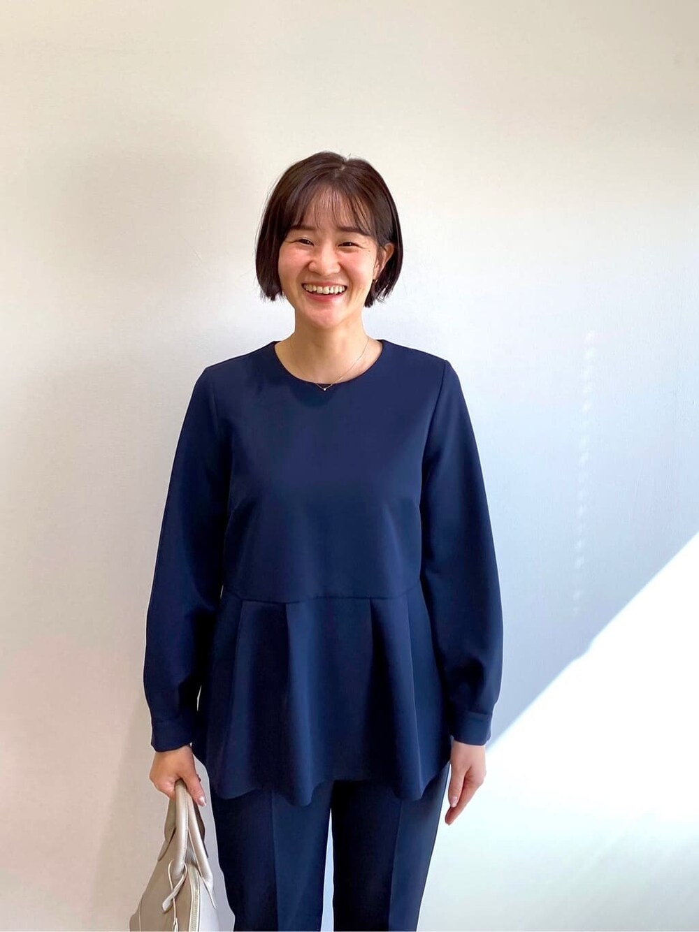ブルー系のシャツ/ブラウス、ブルー系のその他パンツ、ベージュ系のハンドバッグを着用したレディースの冬コーディネートの5枚目の写真