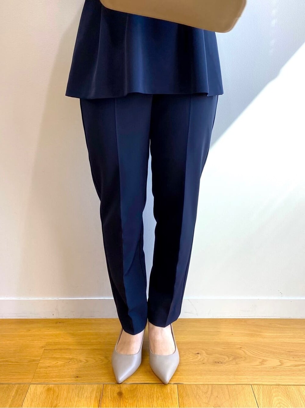 ブルー系のシャツ/ブラウス、ブルー系のその他パンツ、ベージュ系のハンドバッグを着用したレディースの冬コーディネートの8枚目の写真