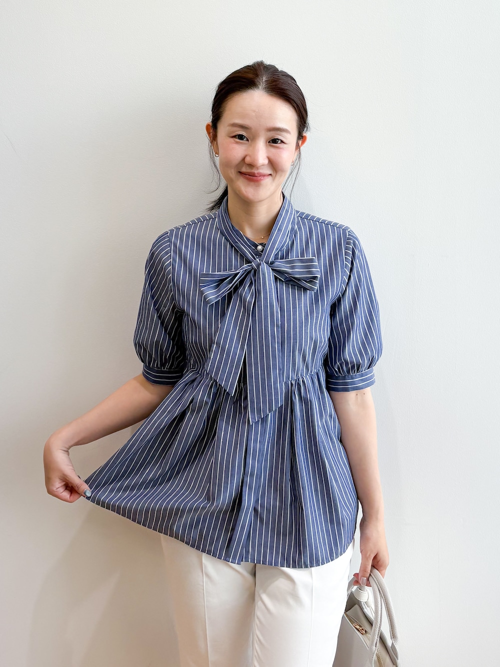 ブルー系のシャツ/ブラウス、ホワイト系のその他パンツ、ベージュ系のボストンバッグを着用したレディースの夏コーディネートの7枚目の写真