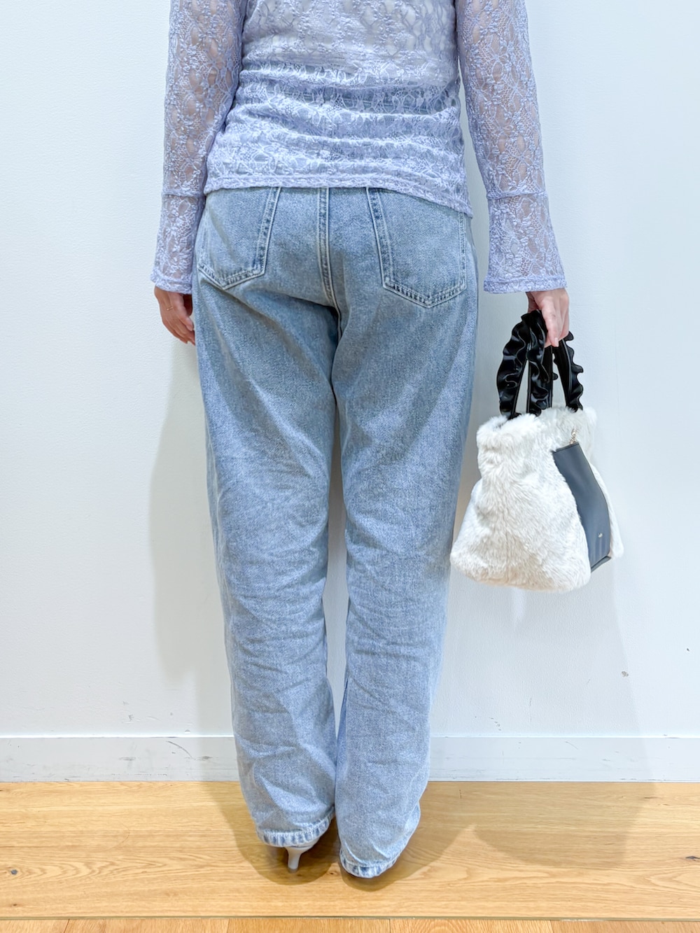 ブルー系のTシャツ/カットソー、ブルー系のデニムパンツ、グレー系のパンプスを着用したレディースの秋コーディネートの9枚目の写真