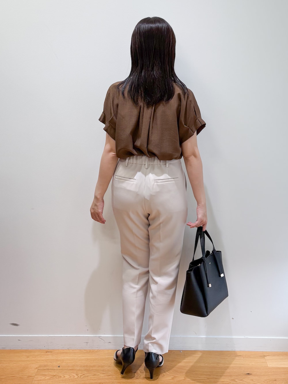 イエロー系のシャツ/ブラウス、ベージュ系のその他パンツ、ベージュ系のパンプスを着用したレディースの秋コーディネートの3枚目の写真