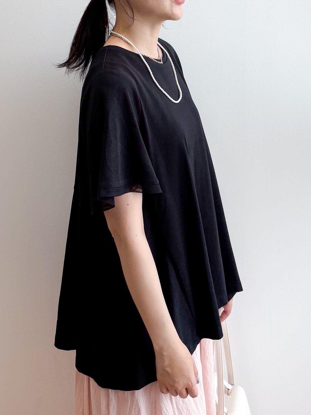ブラック系のTシャツ/カットソー、ピンク系のその他パンツ、ホワイト系のサンダルを着用したレディースの夏コーディネートの6枚目の写真