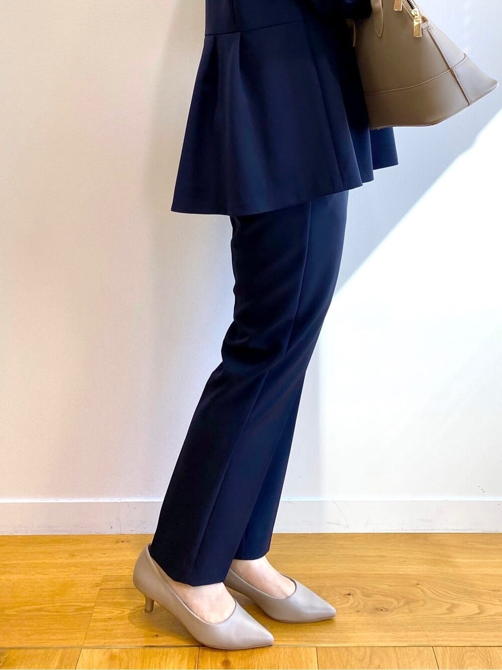 ブルー系のシャツ/ブラウス、ブルー系のその他パンツ、ベージュ系のハンドバッグを着用したレディースの冬コーディネートの9枚目の写真