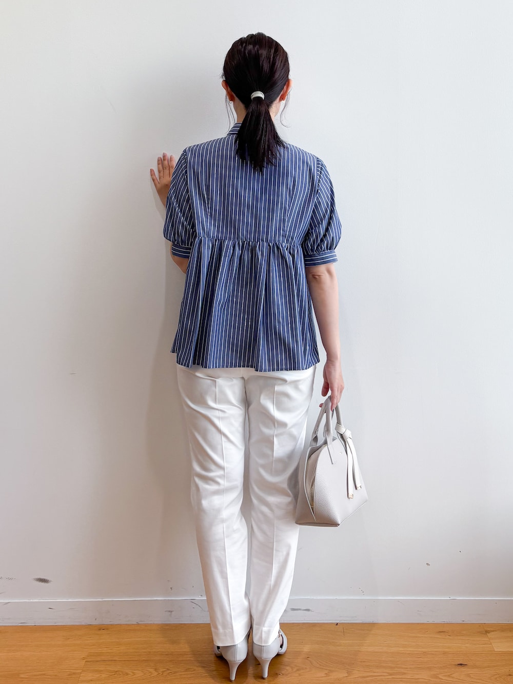 ブルー系のシャツ/ブラウス、ホワイト系のその他パンツ、ベージュ系のボストンバッグを着用したレディースの夏コーディネートの5枚目の写真