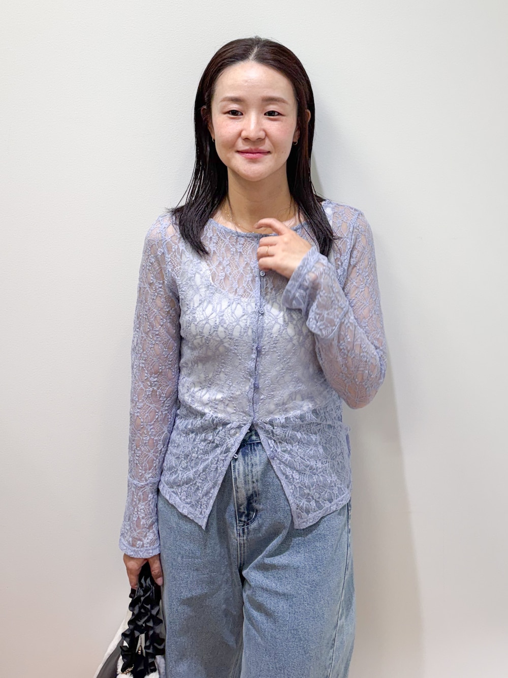 ブルー系のTシャツ/カットソー、ブルー系のデニムパンツ、グレー系のパンプスを着用したレディースの秋コーディネートの4枚目の写真
