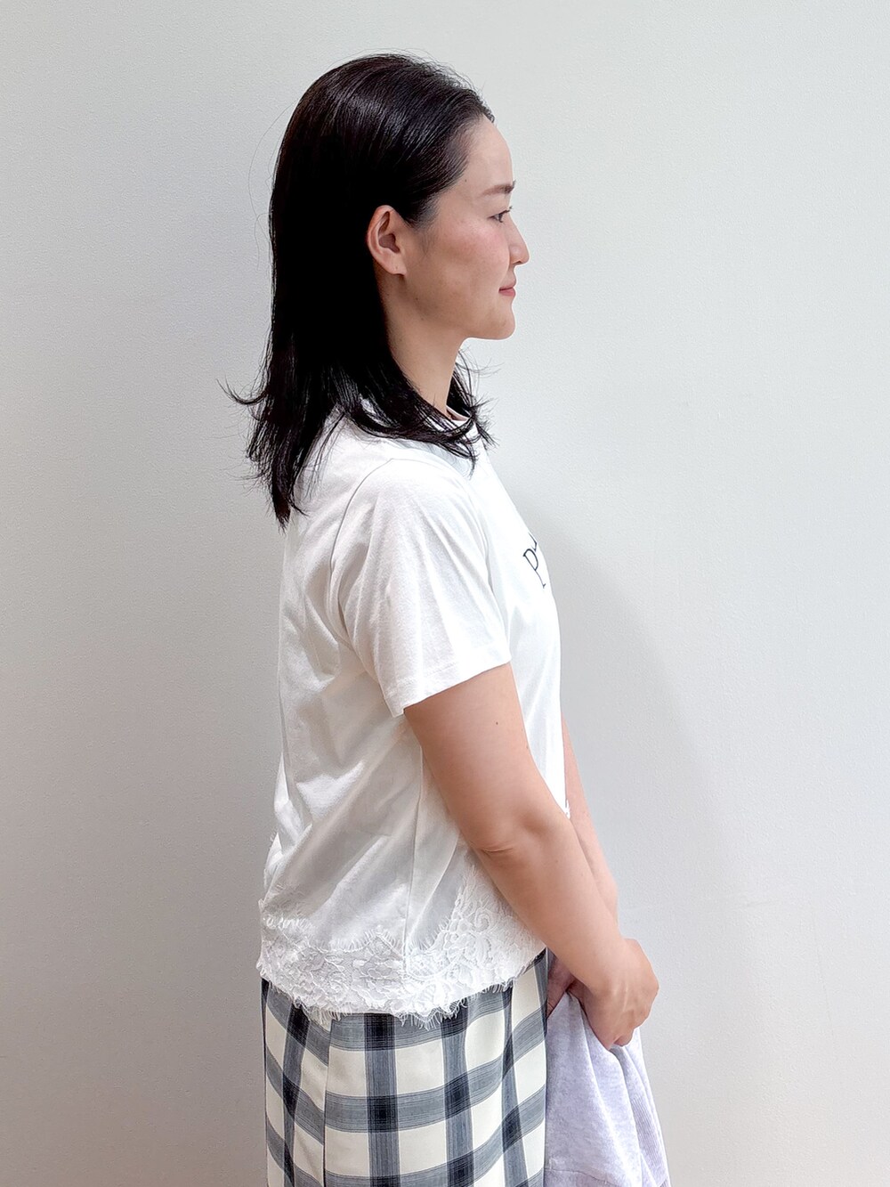 ホワイト系のTシャツ/カットソー、ホワイト系のスカート、グレー系のパンプスを着用したレディースの夏コーディネートの6枚目の写真