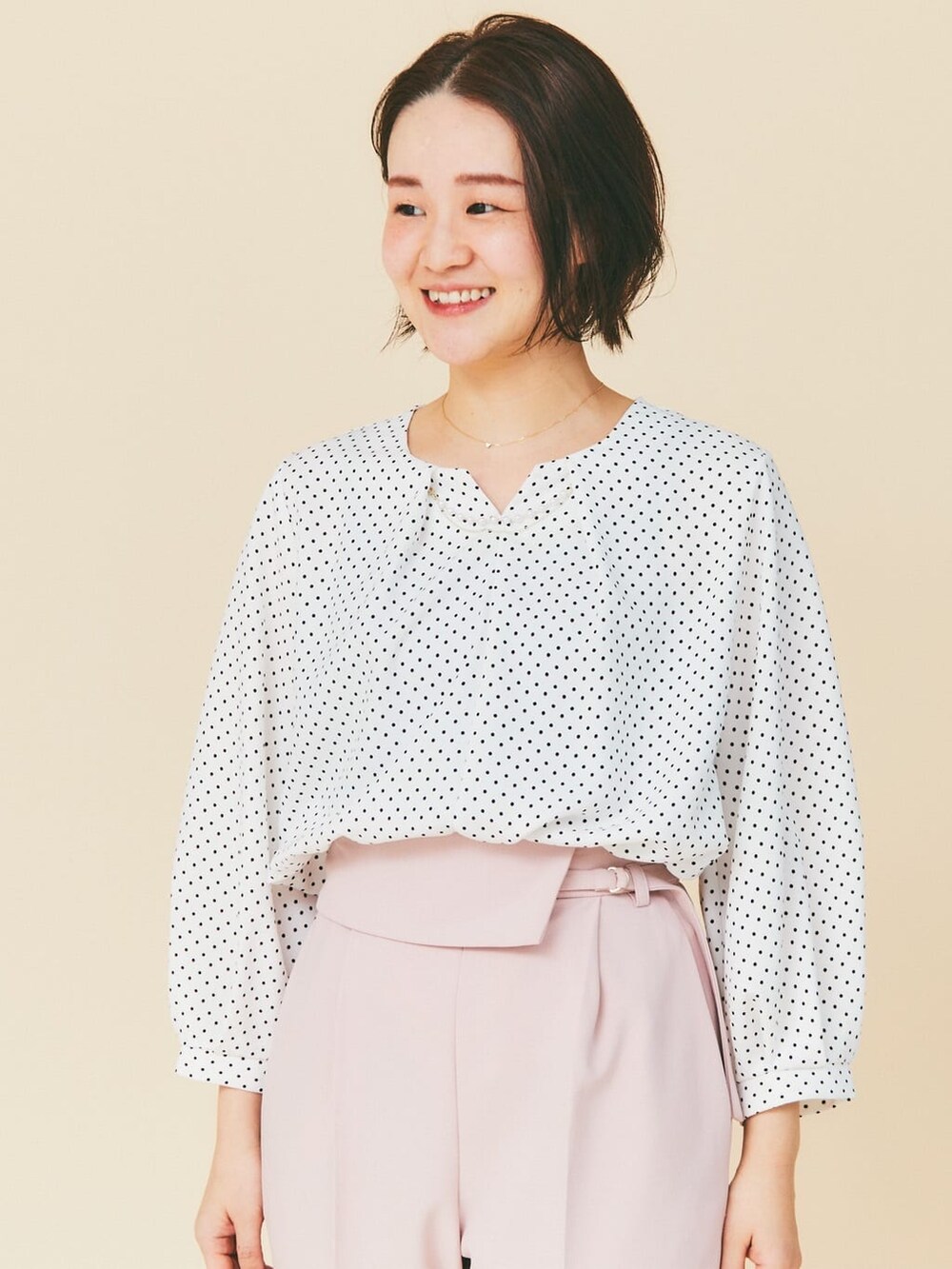 ホワイト系のシャツ/ブラウス、ピンク系のその他パンツ、ホワイト系のパンプスを着用したレディースの春コーディネートの5枚目の写真