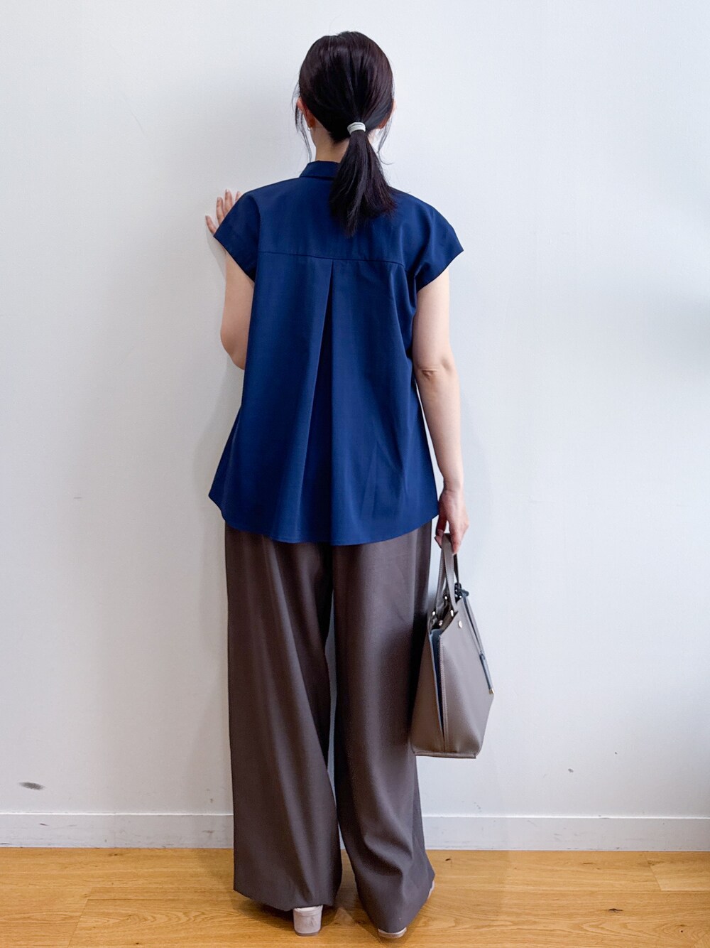 ブルー系のシャツ/ブラウス、ブラウン系のその他パンツ、ベージュ系のサンダルを着用したレディースの夏コーディネートの2枚目の写真