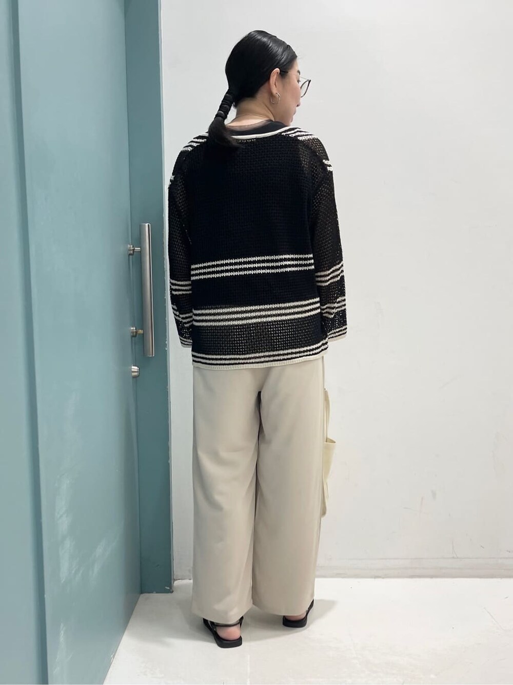 ブラック系のカーディガン/ボレロ、ブラック系のTシャツ/カットソー、ベージュ系のその他パンツを着用したレディースの夏コーディネートの5枚目の写真