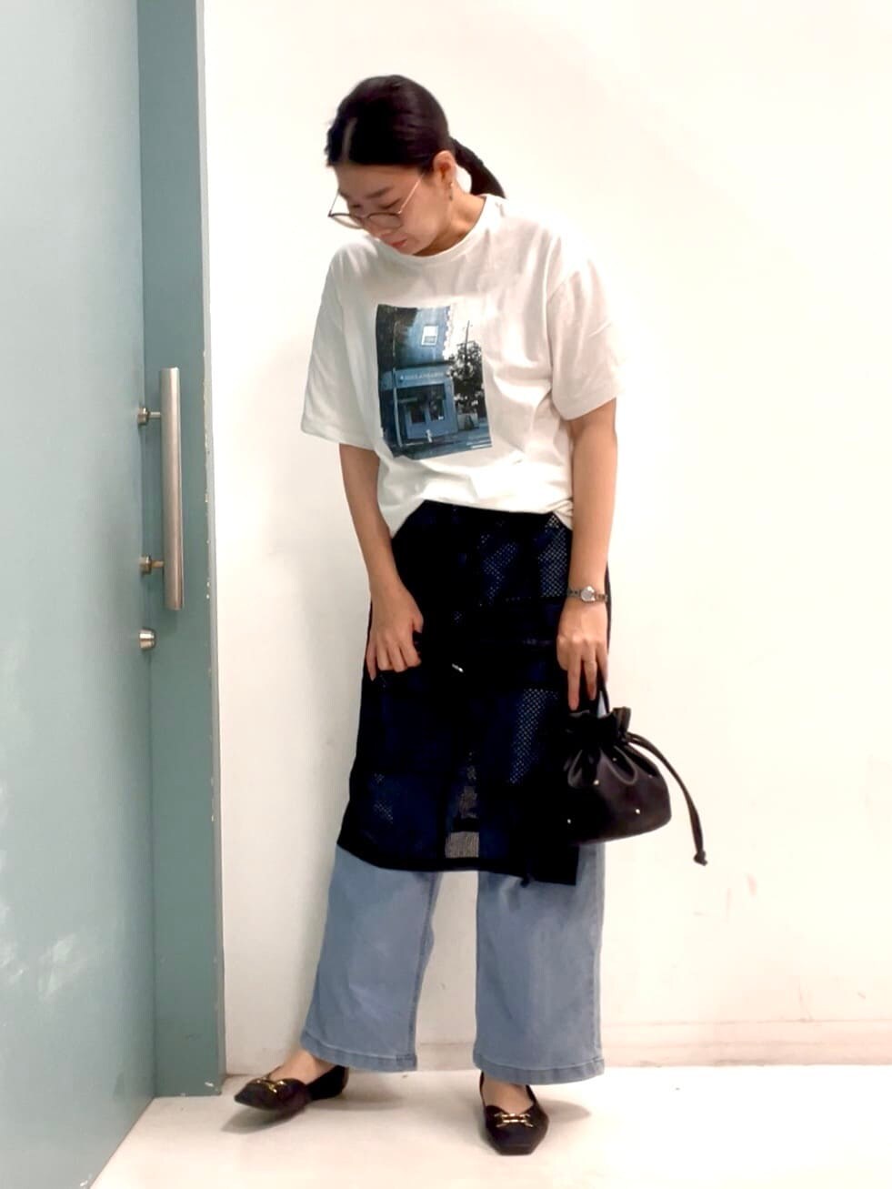 ブルー系のシャツ/ブラウス、ホワイト系のTシャツ/カットソー、ブラック系のスカートを着用したレディースの春コーディネートの4枚目の写真