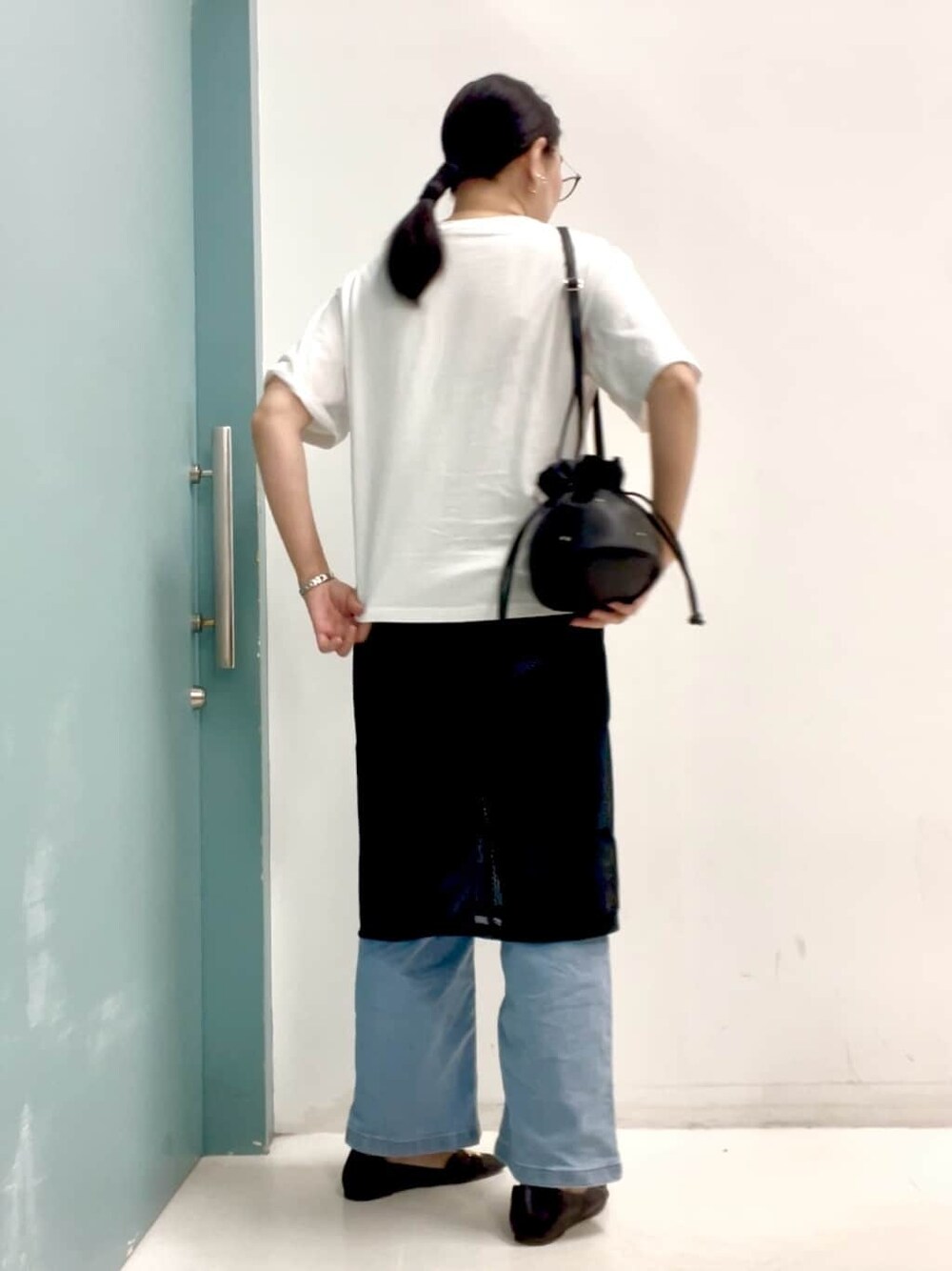 ブルー系のシャツ/ブラウス、ホワイト系のTシャツ/カットソー、ブラック系のスカートを着用したレディースの春コーディネートの6枚目の写真