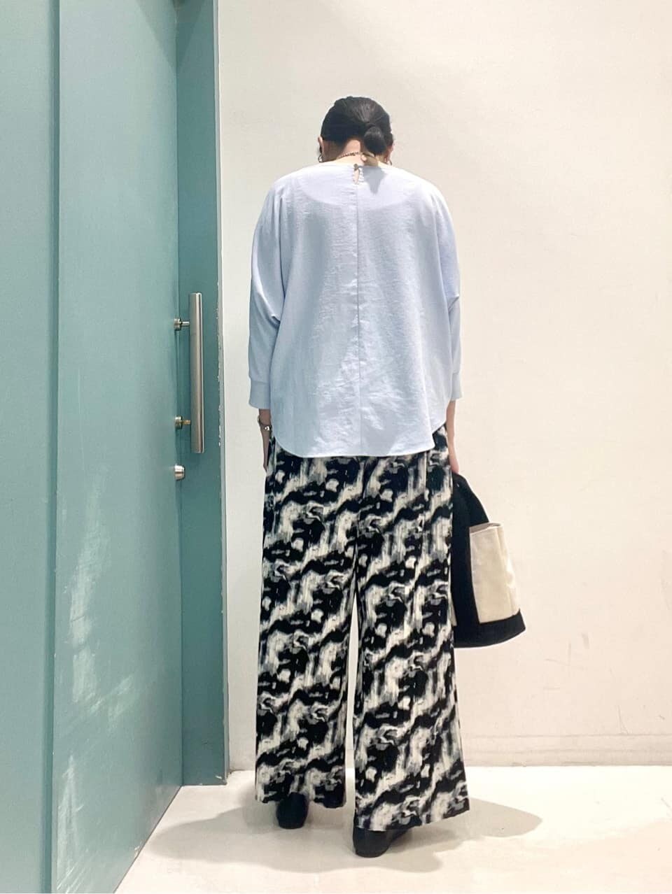 ブルー系のワンピース、ブルー系のシャツ/ブラウス、ブラック系のその他パンツを着用したレディースの春コーディネートの8枚目の写真