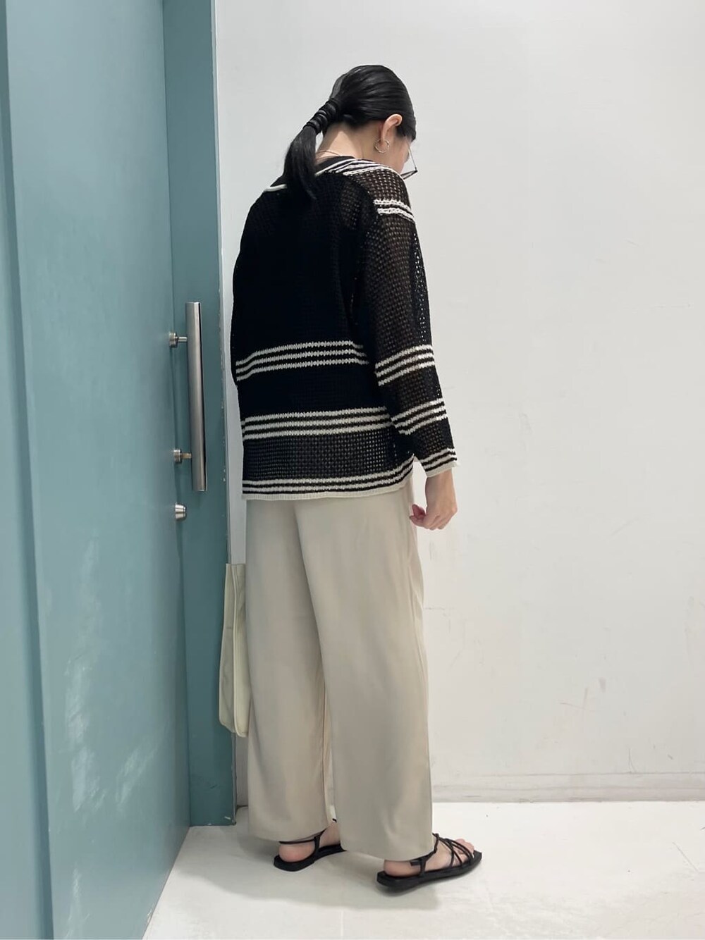 ブラック系のカーディガン/ボレロ、ブラック系のTシャツ/カットソー、ベージュ系のその他パンツを着用したレディースの夏コーディネートの4枚目の写真