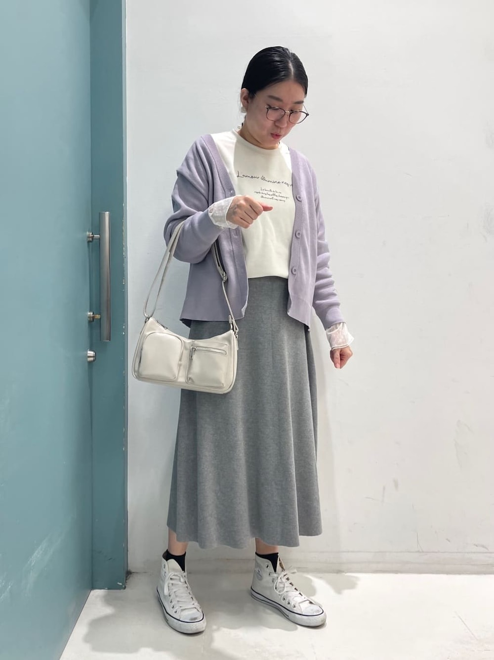 パープル系のカーディガン/ボレロ、ホワイト系のTシャツ/カットソー、ホワイト系のTシャツ/カットソーを着用したレディースの冬コーディネートの2枚目の写真