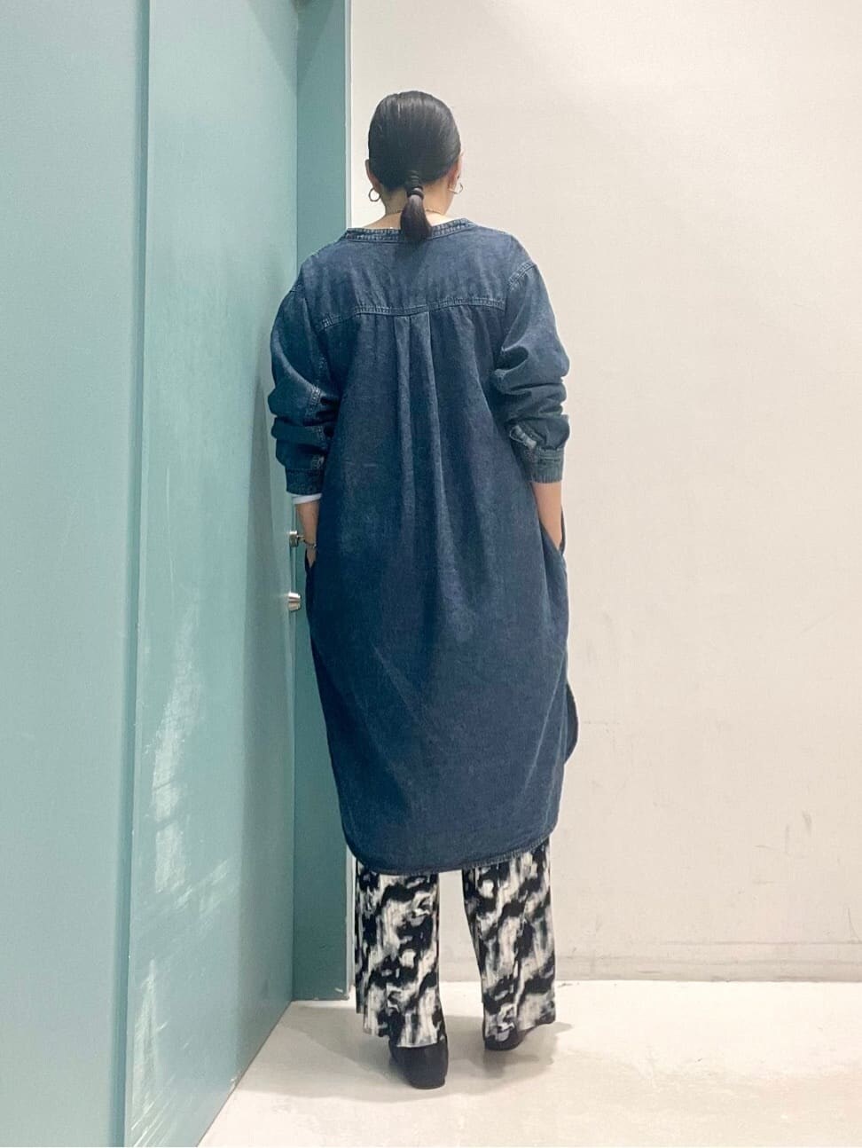 ブルー系のワンピース、ブルー系のシャツ/ブラウス、ブラック系のその他パンツを着用したレディースの春コーディネートの7枚目の写真