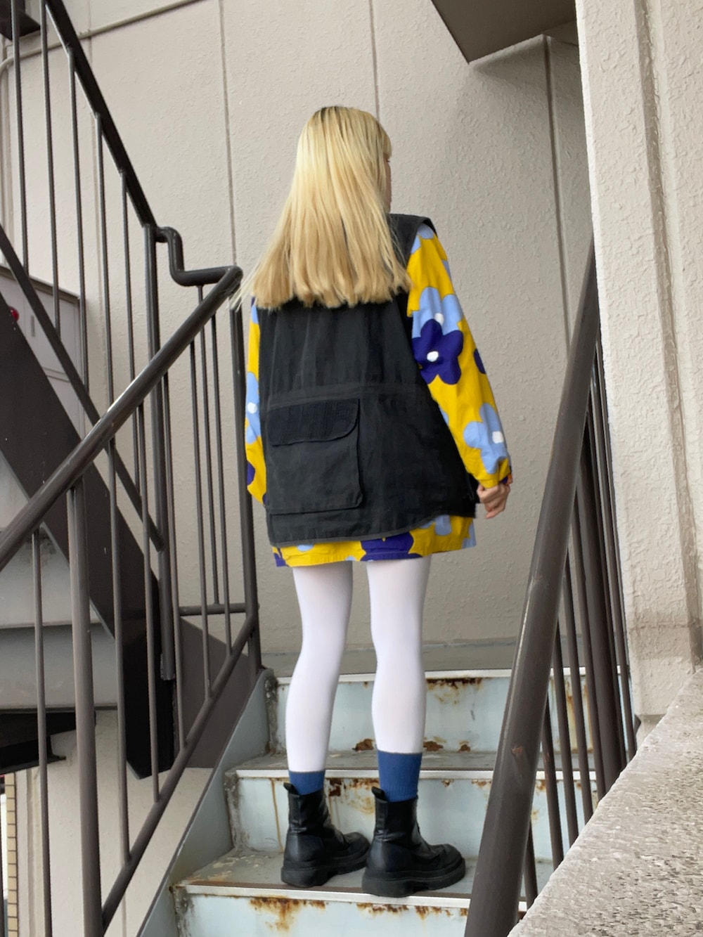 「古着、used、春コーデ、白タイツ、フィッシングベスト、SOU・SOU、ベスト×シャツ」｜「H&Mのアイテム（ブーツ、ブラック系）」を使った、年金さん（レディース・156cm）の春コーディネートの3枚目の写真