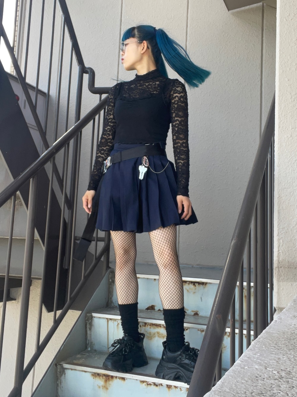 「古着、used、モード、ツインテール、ブラック、モノトーンコーデ、ダッドスニーカー、制服」｜「中学の制服のアイテム（スカート、ブルー系）」を使った、年金さん（レディース・156cm）の夏コーディネートの2枚目の写真