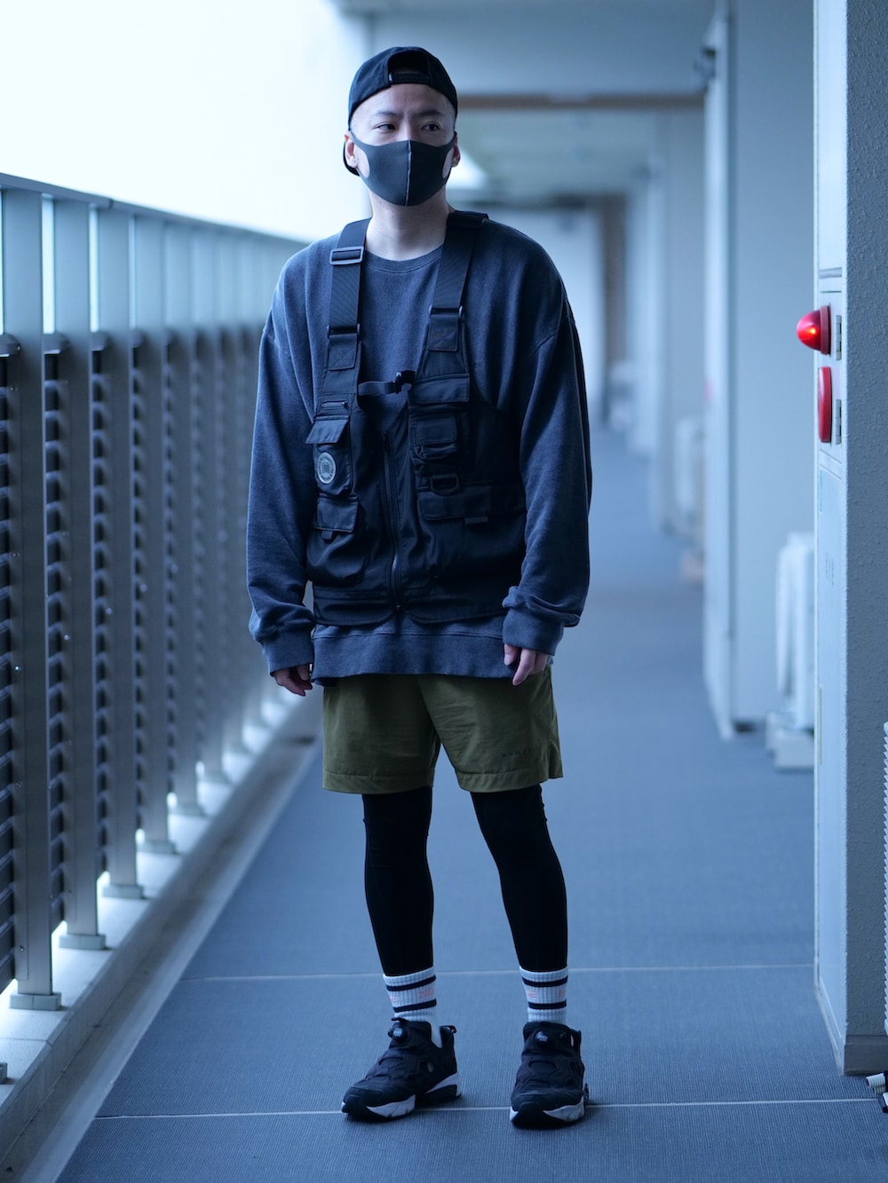 ブラック系のベスト、ブラック系のスウェット、ホワイト系のタンクトップを着用したメンズの秋コーディネートの2枚目の写真