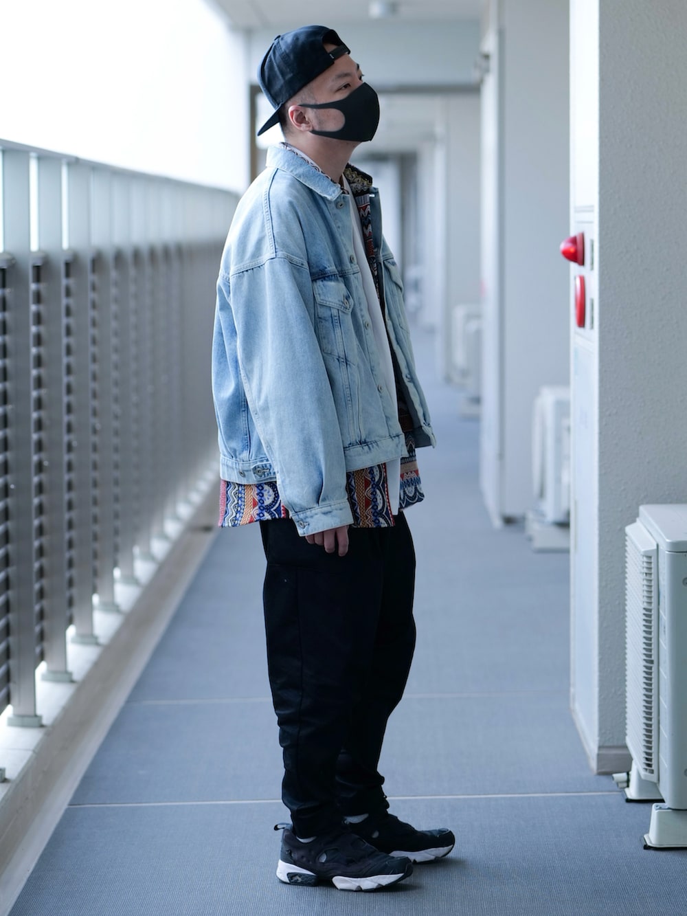 ブルー系のブルゾン、レッド系のシャツ/ブラウス、ホワイト系のTシャツ/カットソーを着用したメンズの春コーディネートの2枚目の写真