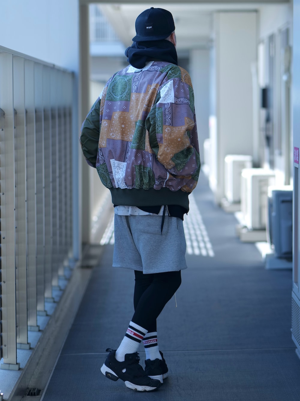 グリーン系のMA-1、ブラック系のパーカー、グレー系のその他パンツを着用したメンズの秋コーディネートの2枚目の写真