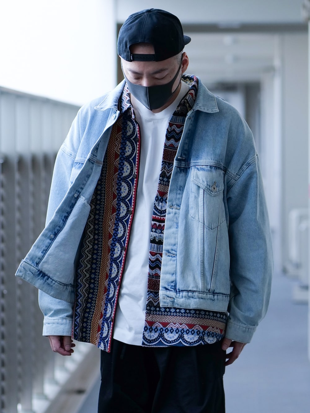 ブルー系のブルゾン、レッド系のシャツ/ブラウス、ホワイト系のTシャツ/カットソーを着用したメンズの春コーディネートの3枚目の写真