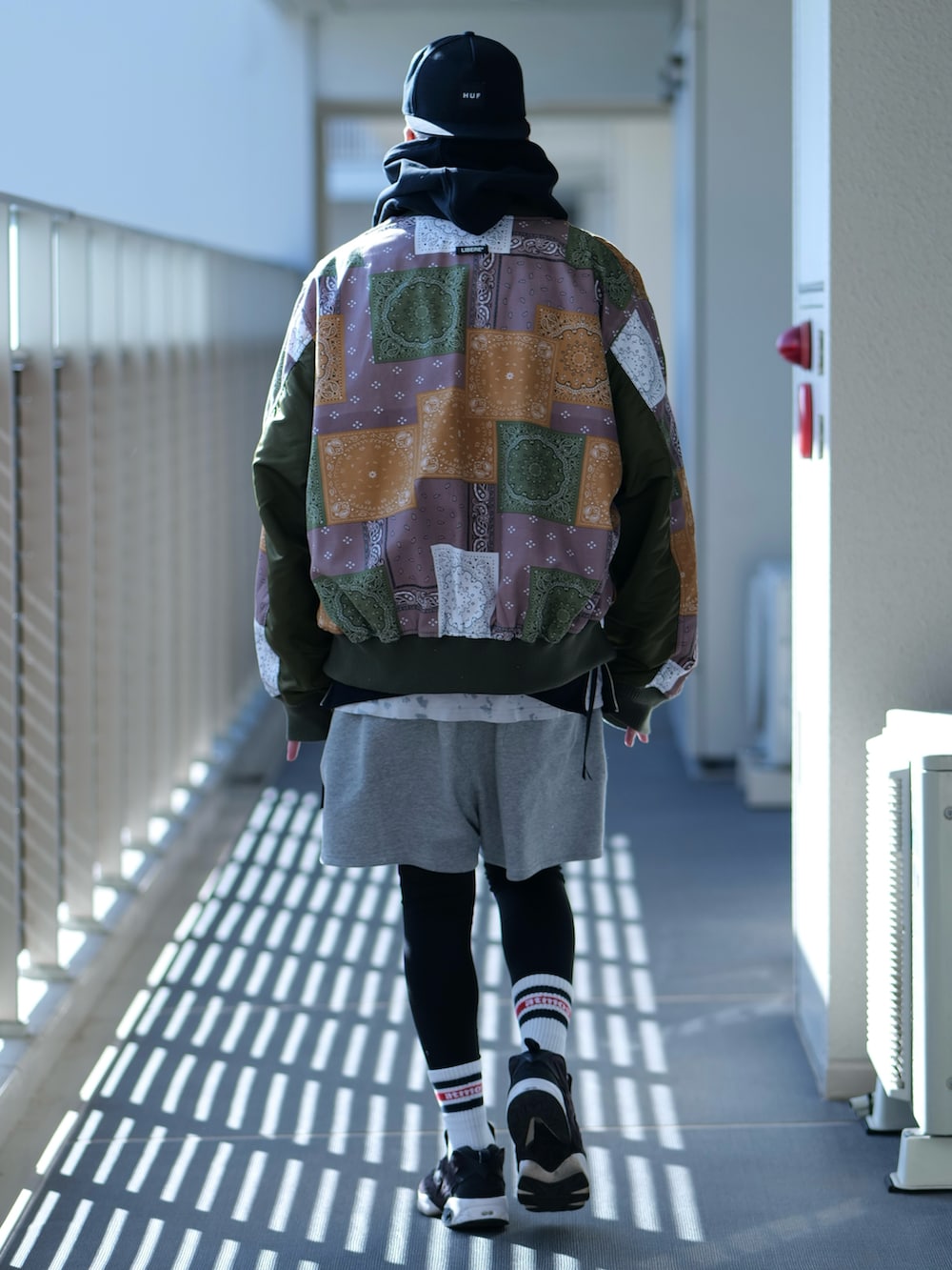 グリーン系のMA-1、ブラック系のパーカー、グレー系のその他パンツを着用したメンズの秋コーディネートの3枚目の写真