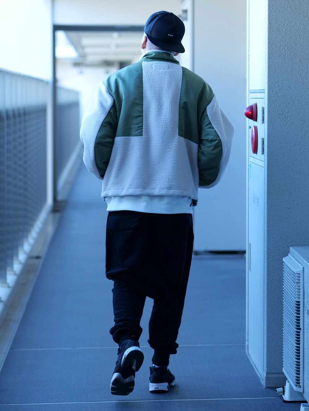 ホワイト系のブルゾン、ホワイト系のスウェット、ブラック系のスウェットパンツを着用したメンズの冬コーディネートの3枚目の写真