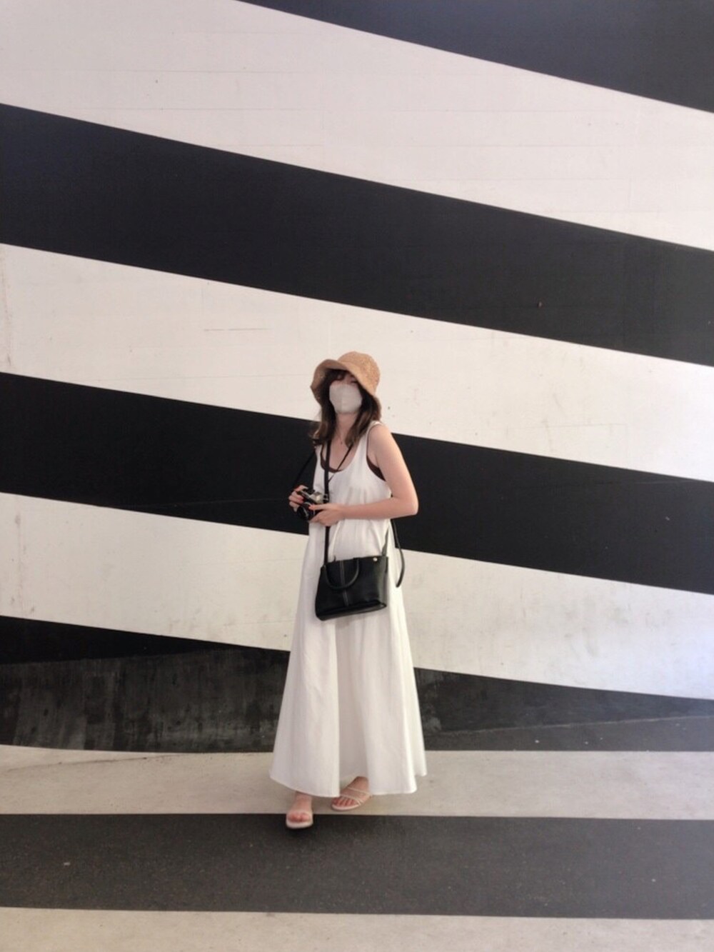 ホワイト系のワンピースを着用したレディースの夏コーディネートの2枚目の写真