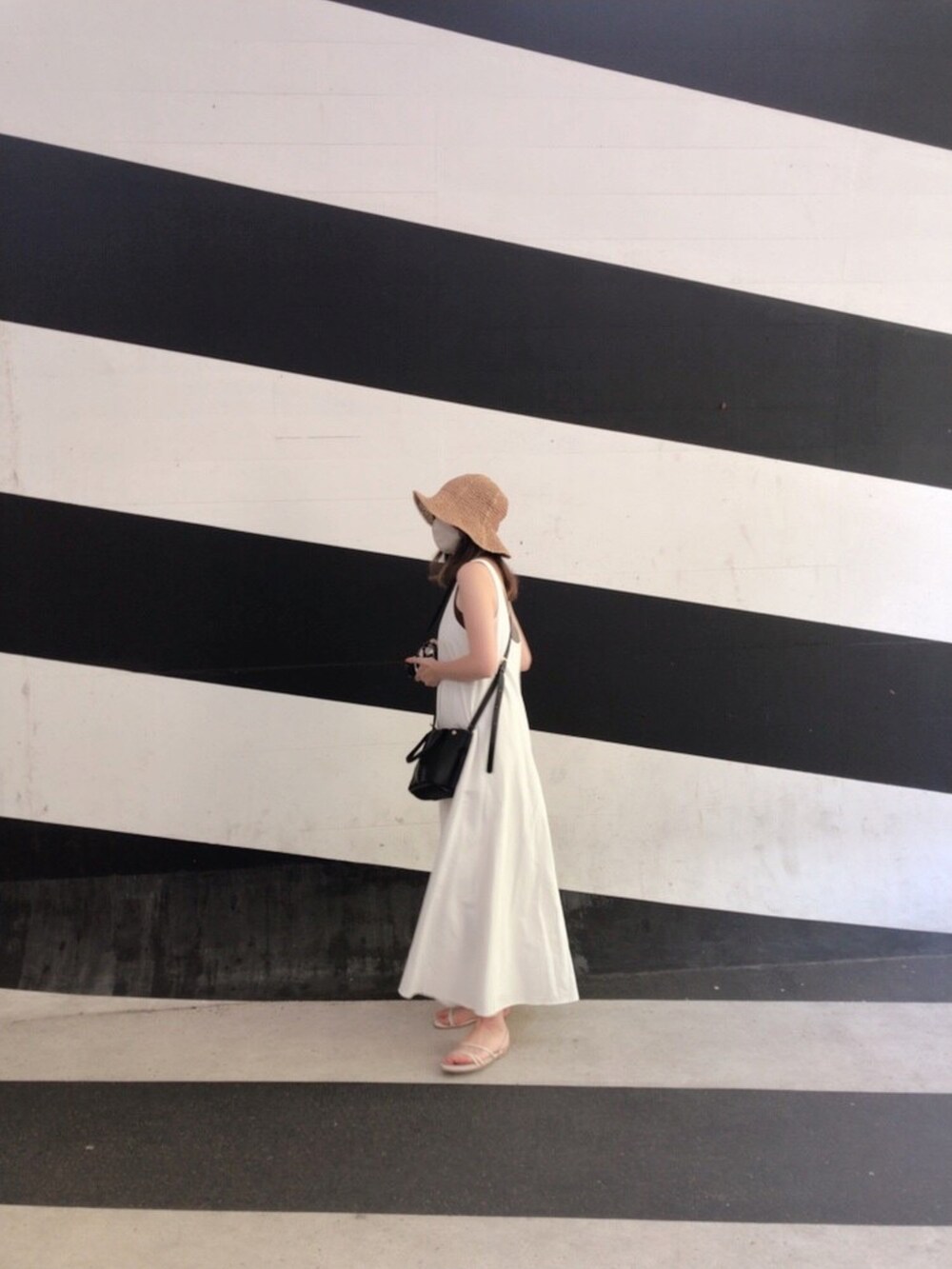 ホワイト系のワンピースを着用したレディースの夏コーディネートの3枚目の写真
