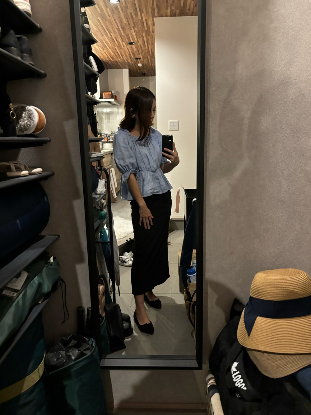 「秋コーデ、タイトスカート」｜「La boutique BonBonのシャーリングギャザーブラウス（シャツ/ブラウス、ブルー系）」を使った、Yuki Katagiriさん（骨格ウェーブ・レディース・160cm）の秋コーディネートの2枚目の写真