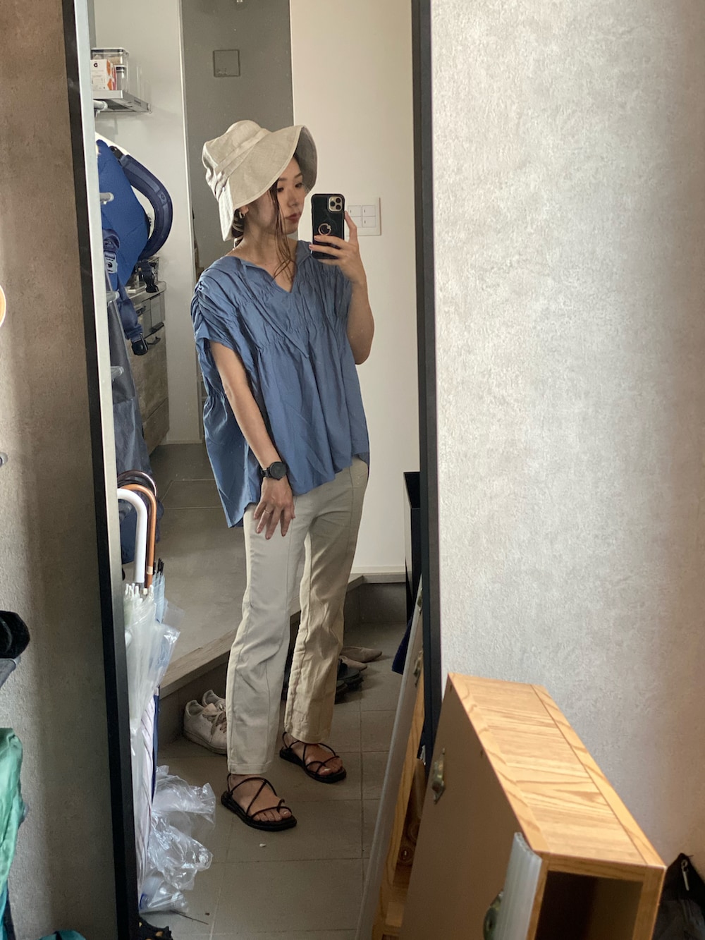 「ママコーデ、日焼け対策」｜「Ungridのアイテム（Tシャツ/カットソー、ブルー系）」を使った、Yuki Katagiriさん（骨格ウェーブ・レディース・160cm）の春コーディネートの2枚目の写真
