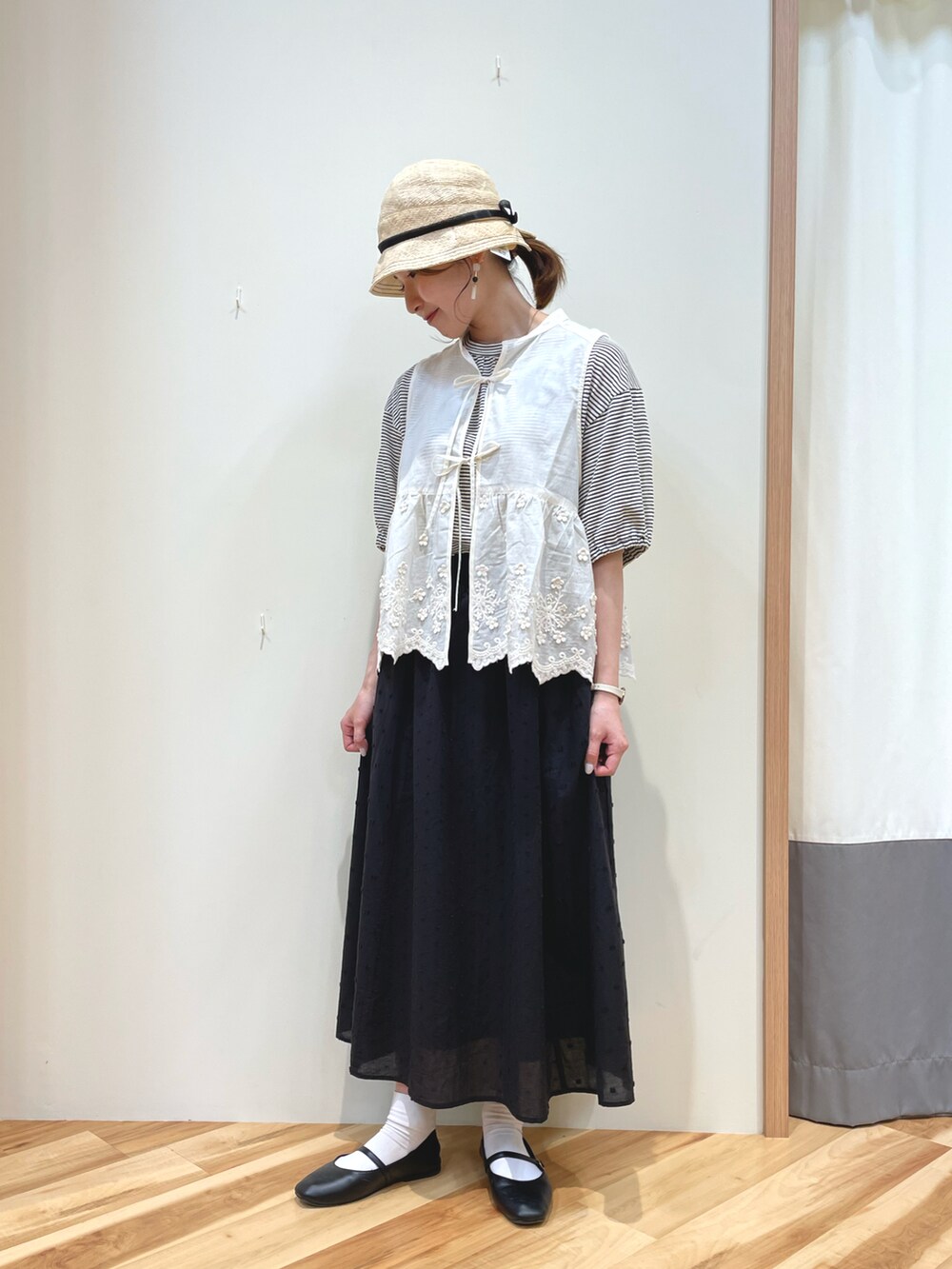 その他のベスト、ホワイト系のTシャツ/カットソー、ブラック系のスカートを着用したレディースの夏コーディネートの2枚目の写真