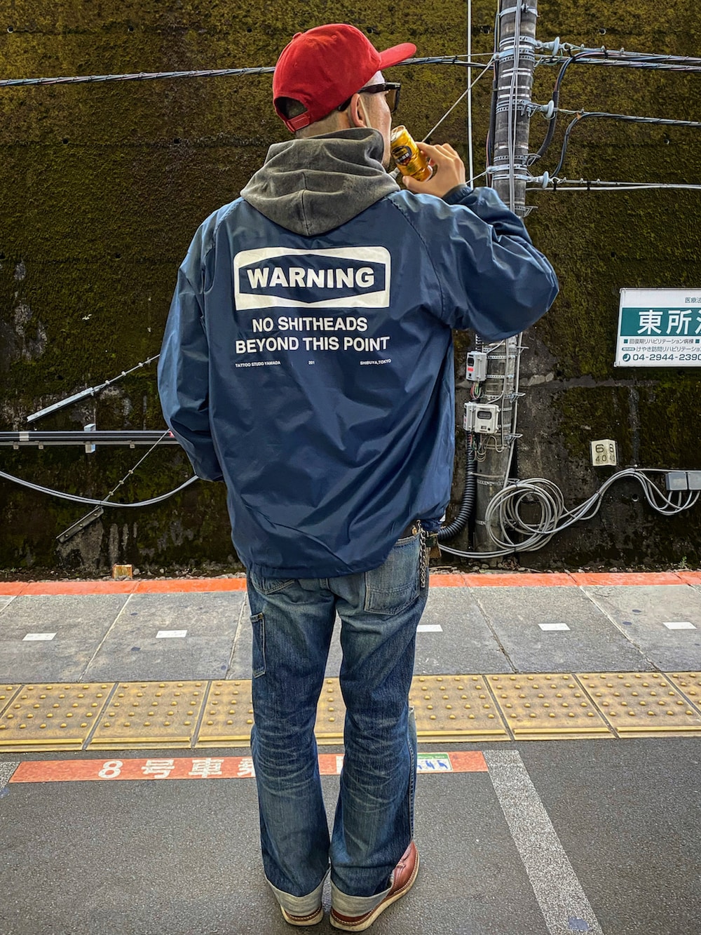 ブルー系のデニムパンツ、ブルー系のナイロンジャケットを着用したメンズの春コーディネートの2枚目の写真