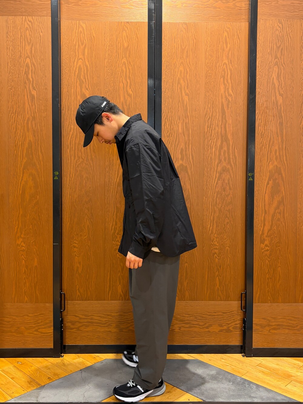 ブラック系のシャツ/ブラウス、グレー系のその他パンツ、ブラック系のキャップを着用したメンズの春コーディネートの3枚目の写真