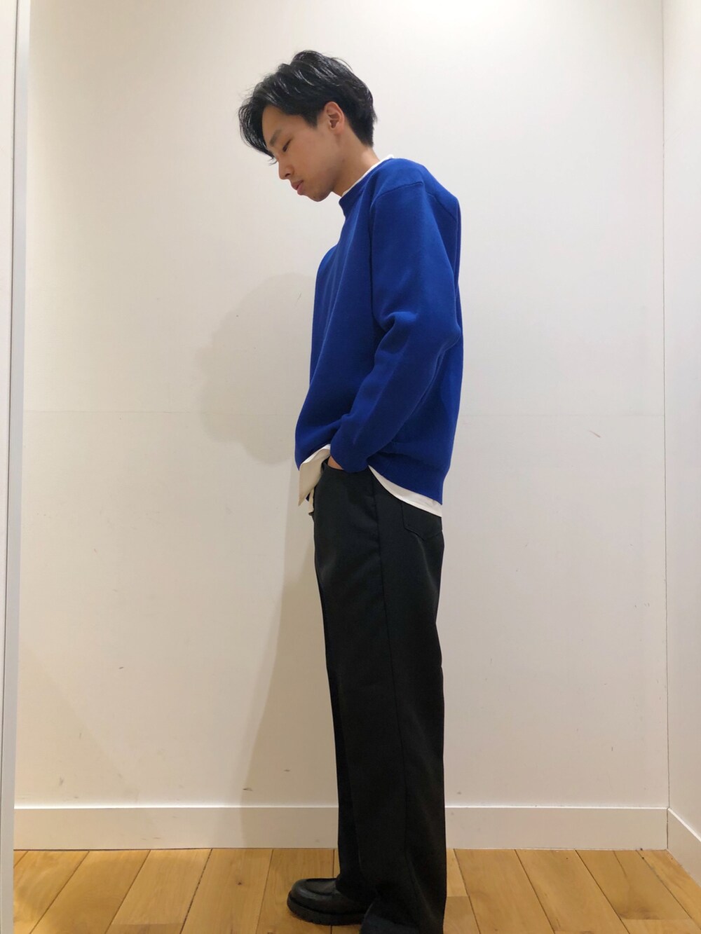 ブルー系のニット/セーター、ブラック系のその他パンツ、ホワイト系のその他を着用したメンズの冬コーディネートの3枚目の写真