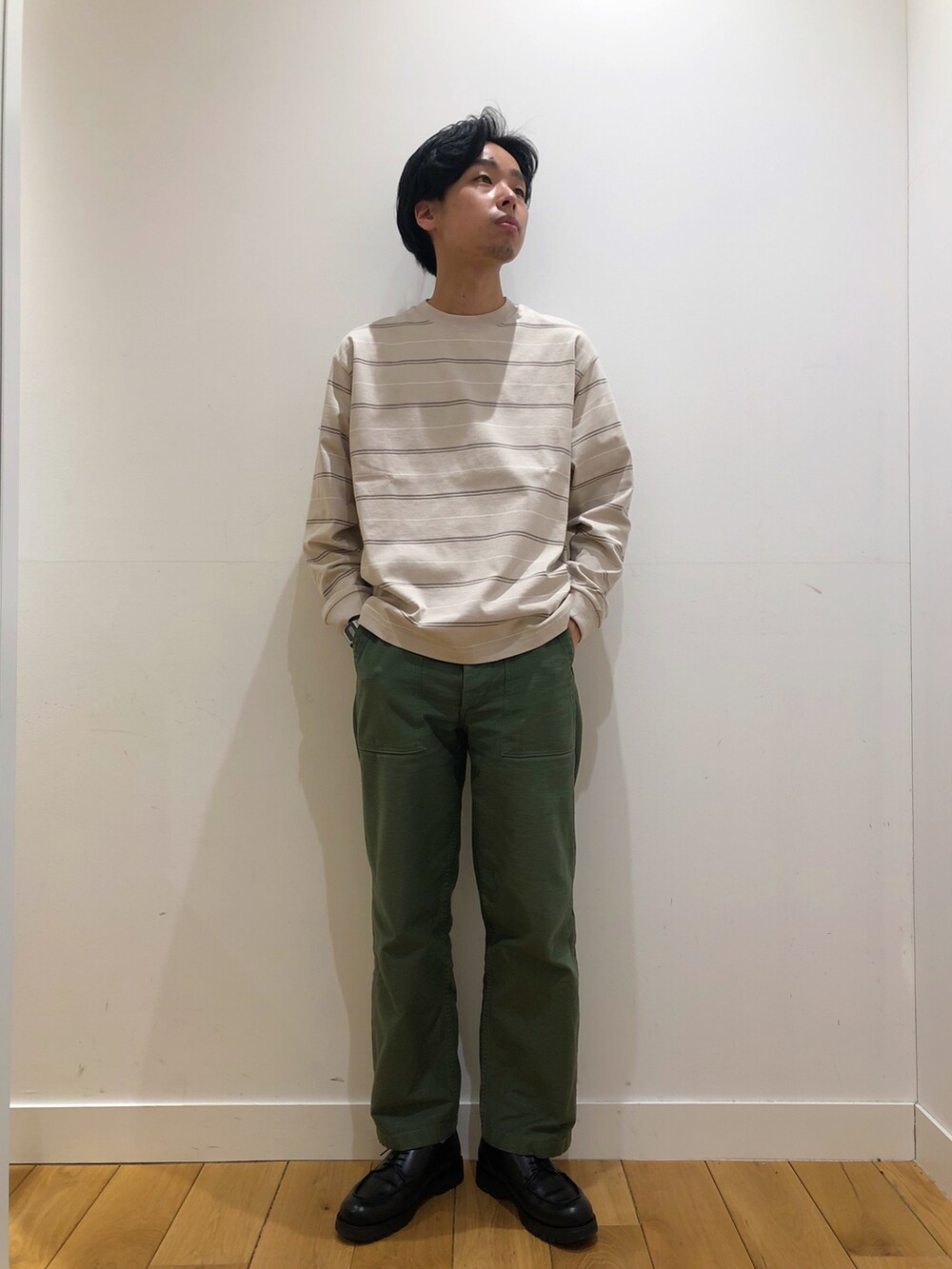 グレー系のカーディガン/ボレロ、ホワイト系のTシャツ/カットソーを着用したメンズの冬コーディネートの2枚目の写真