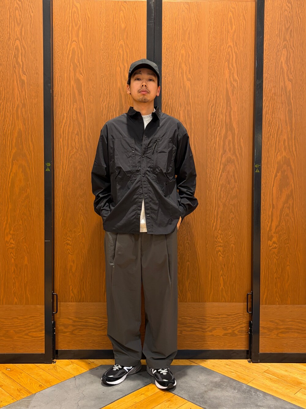 ブラック系のシャツ/ブラウス、グレー系のその他パンツ、ブラック系のキャップを着用したメンズの春コーディネートの4枚目の写真