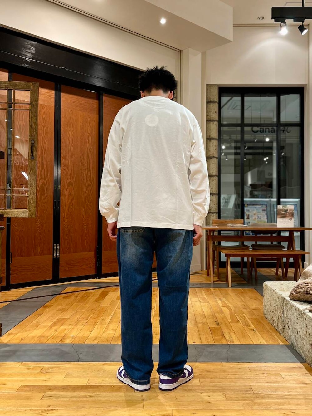 ブルー系のデニムパンツ、ホワイト系のTシャツ/カットソーを着用したメンズの秋コーディネートの3枚目の写真