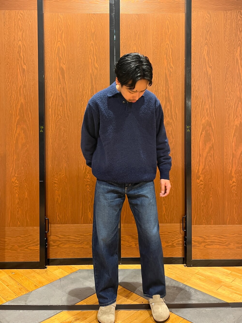 ブルー系のニット/セーター、ブルー系のデニムパンツ、パープル系のサンダルを着用したメンズの冬コーディネートの3枚目の写真